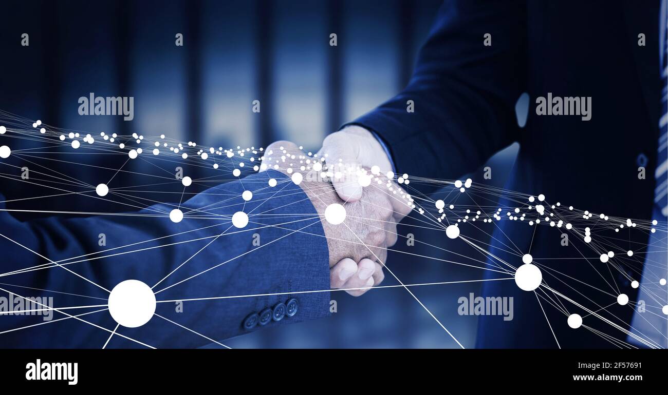 Zusammensetzung von Geschäftsleuten, die sich die Hände mit einem Netzwerk von Verbindungen schüttelten Stockfoto