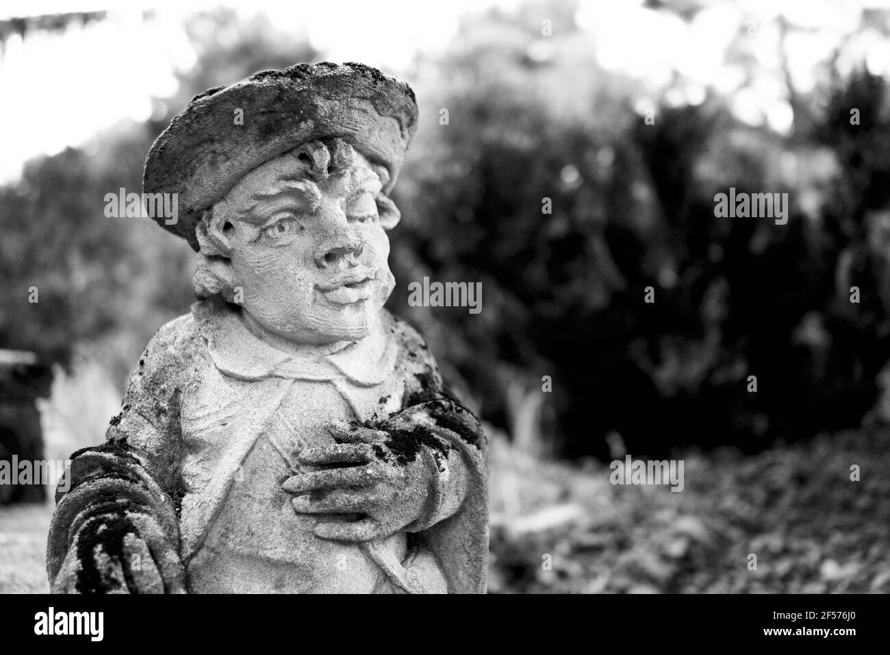 Mit Moos bedeckte Statuen in Greenwood Gardens in Millburn, NJ, USA. Dies sind tatsächlich große Kalkstein Schachfiguren von Peter P. Blanchard Jr. gekauft Stockfoto