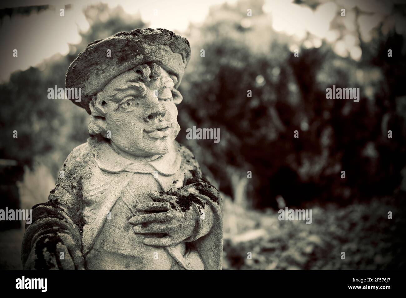 Mit Moos bedeckte Statuen in Greenwood Gardens in Millburn, NJ, USA. Dies sind tatsächlich große Kalkstein Schachfiguren von Peter P. Blanchard Jr. gekauft Stockfoto