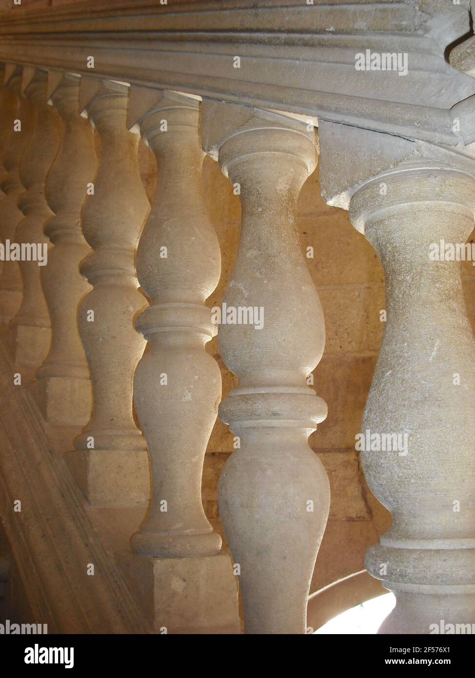 Stein oder Marmor Pfosten und Bannister auf Treppe, Alhambra Palast, Granada, Spanien. Stockfoto