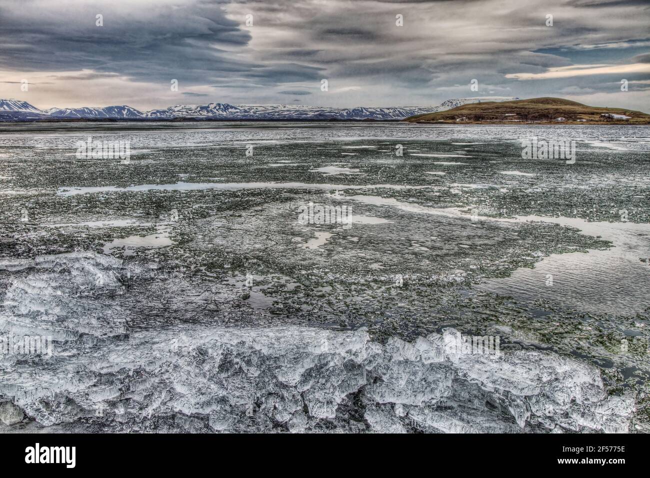 Gefrorener See mit schneebedeckten Bergen im HintergrundSee Myvatn Island LA009005 Stockfoto