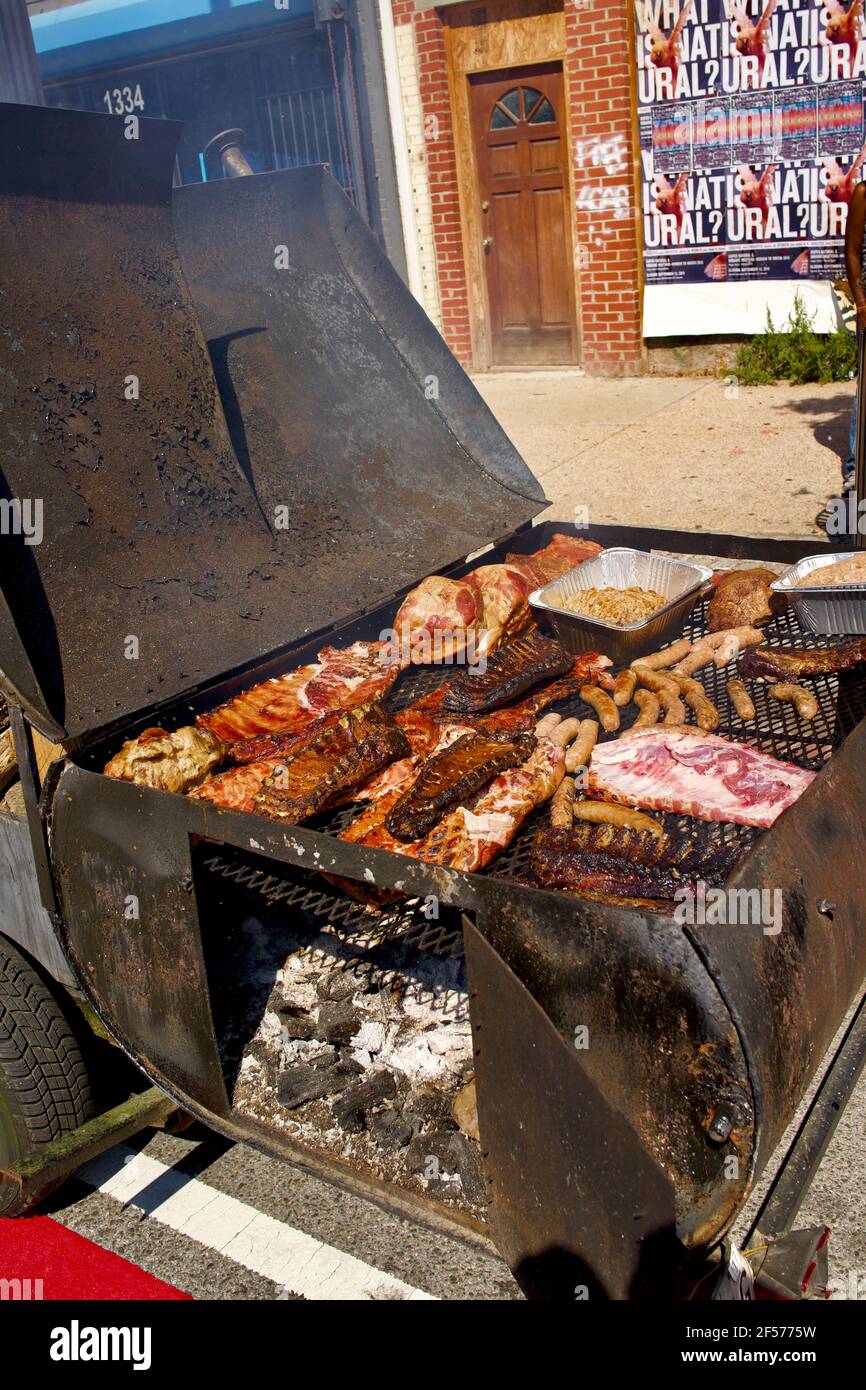 Holzfeuer-BBQ-Anhänger auf der Street Fair in Washington, D.C., USA. Gefüllt mit Rippchen und anderem Fleisch Stockfoto