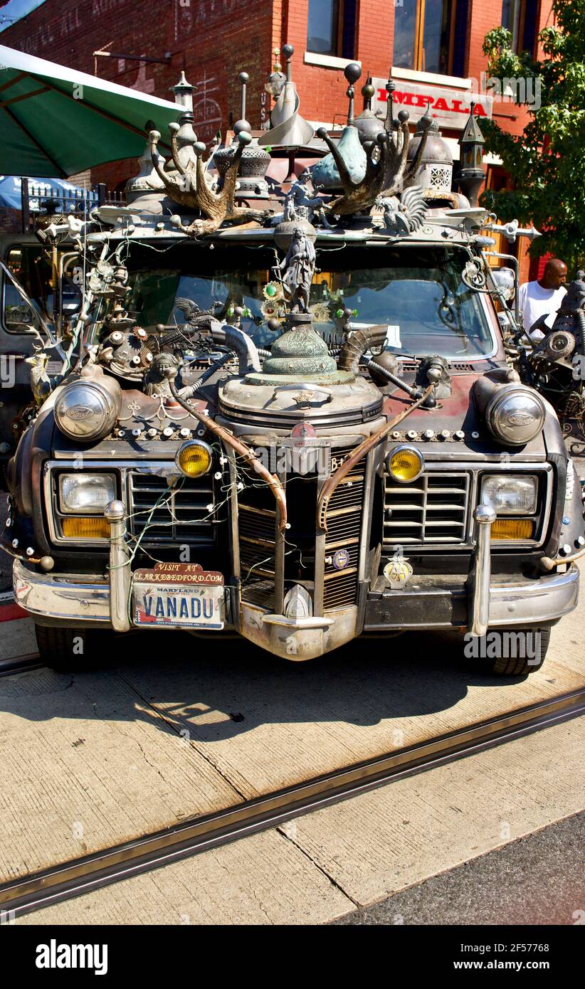 Vanadu; eines von vier extravaganten Junk-Art-Autos von Clarke Bedford auf der Straßenmesse in Washington, DC Stockfoto