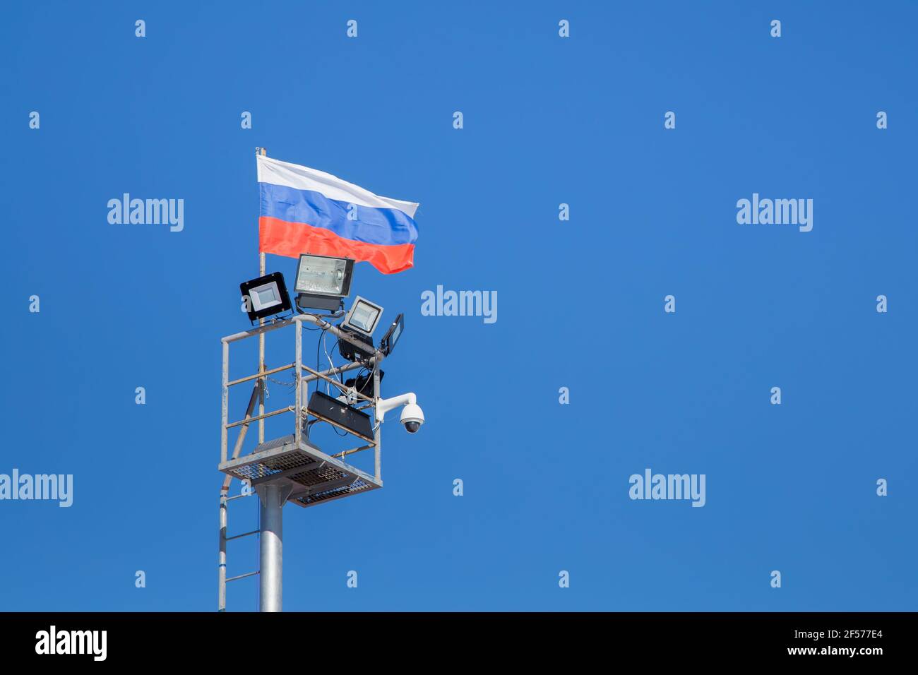 Ein Turm mit Scheinwerfern und einer Videoüberwachungskamera. Stockfoto