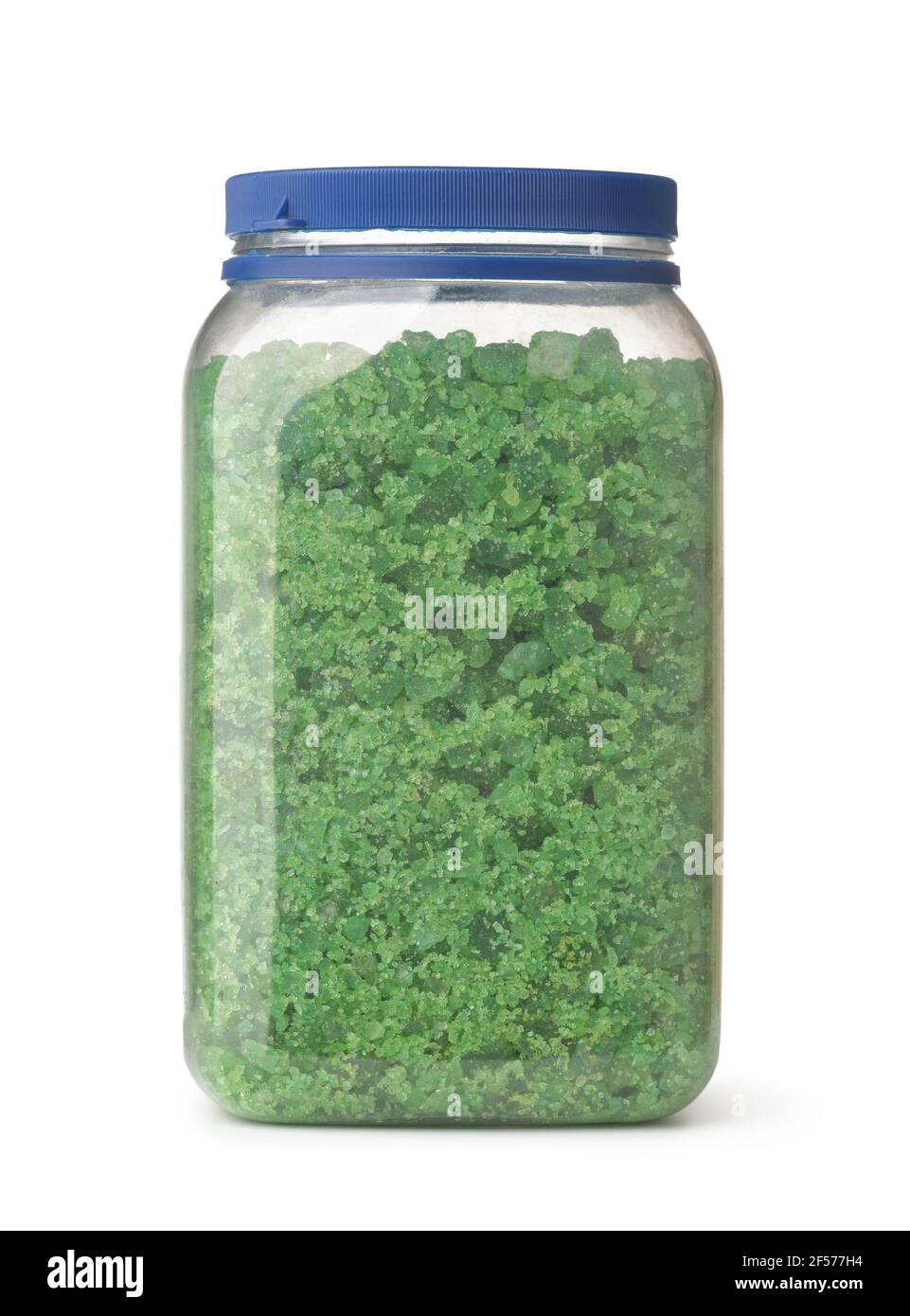 Transparentes Kunststoffglas von grünem Aroma totes Meersalz isoliert Auf Weiß Stockfoto