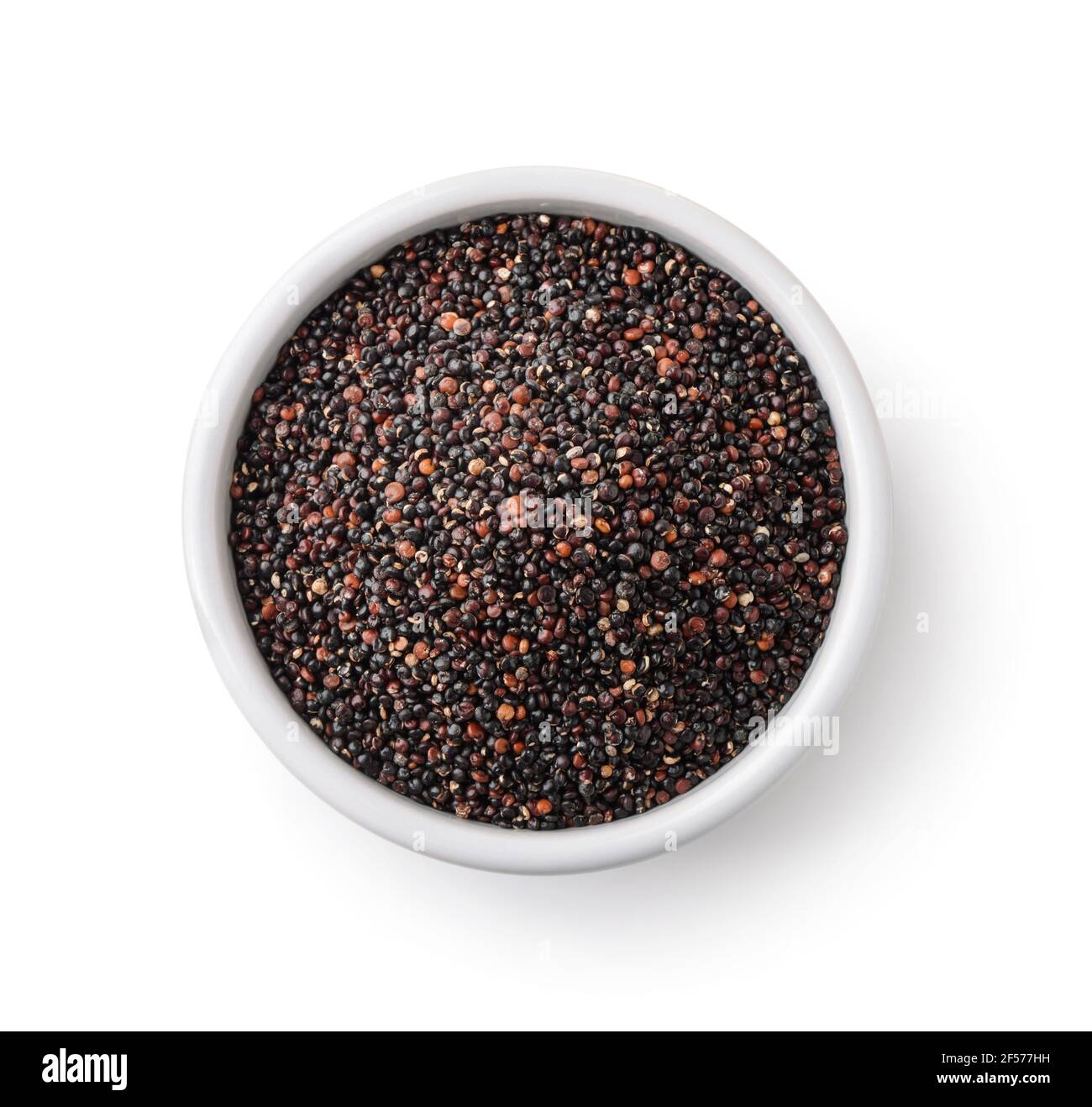 Draufsicht auf schwarze Quinoa-Samen in Keramikschale isoliert Auf Weiß Stockfoto