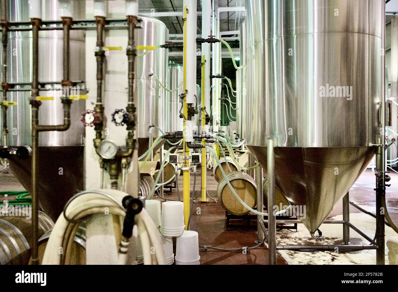 Gärtanks oder Bottiche aus Edelstahl bei der River Horse Brewing Co., 2 Graphics Drive, Ewing, NJ, USA Stockfoto