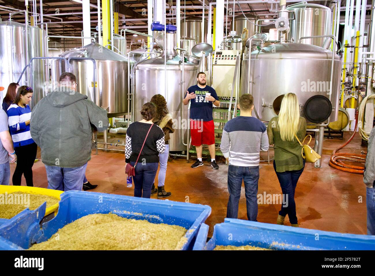 Menschen bei einer Brauereitour bei der River Horse Brewing Co. In Ewing, NJ, USA Stockfoto