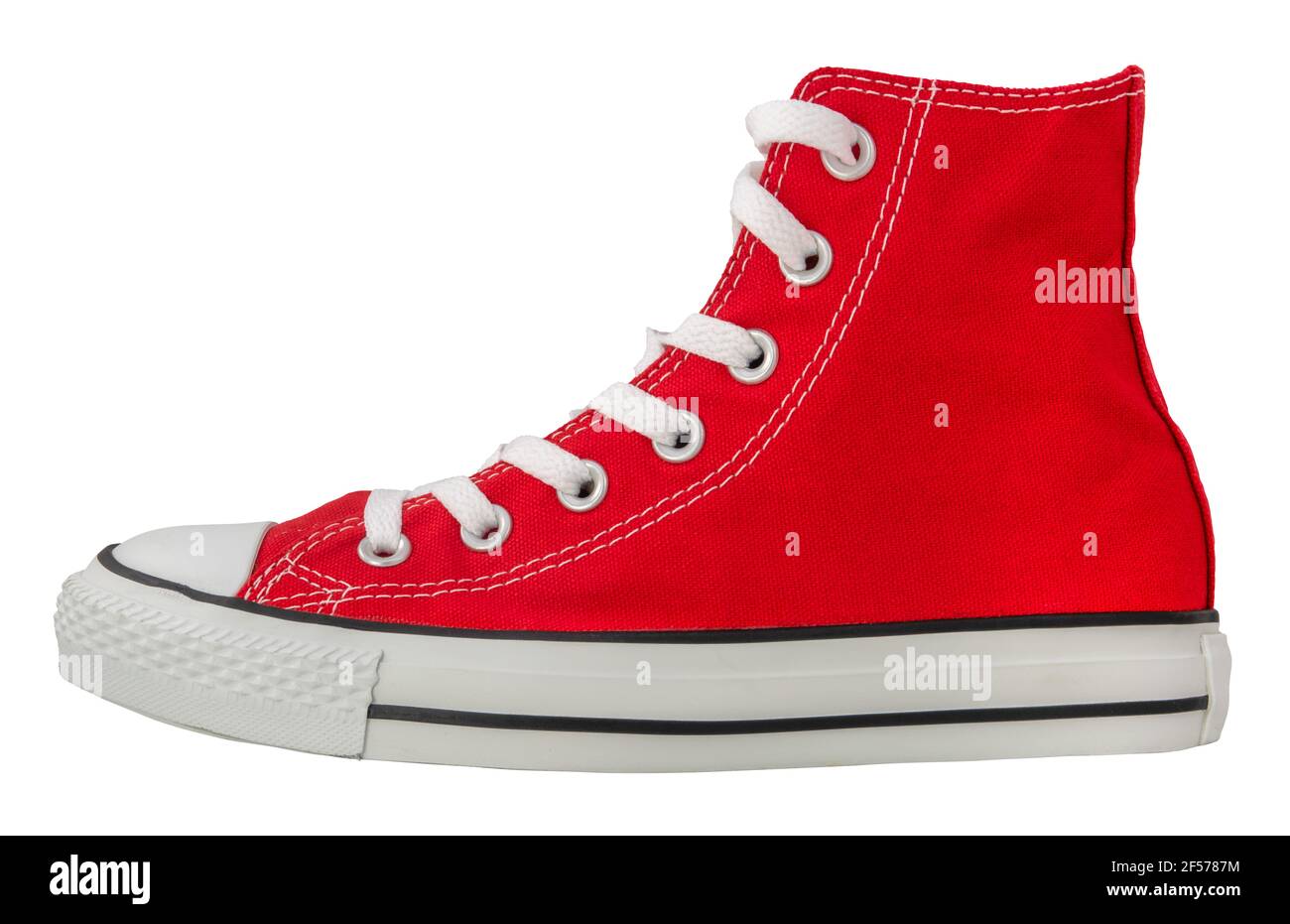 Ein Retro Red Canvas Sneaker auf WEISSEM Hintergrund Stockfoto