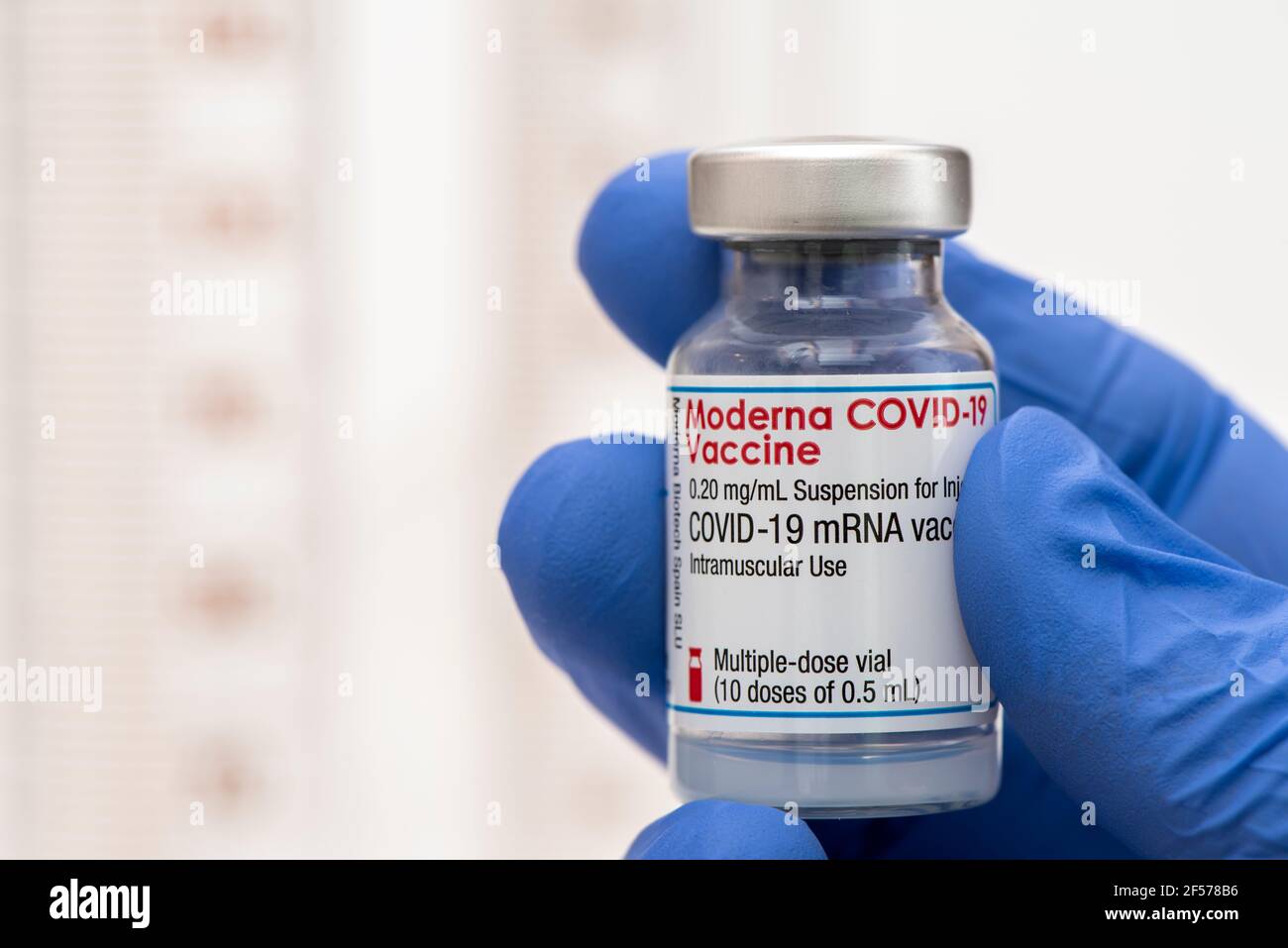 Original Impfampullen mit Impfstoff gegen Covid-19 Pandemie Stockfoto