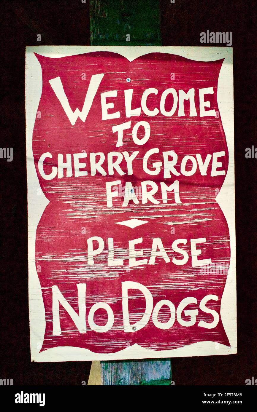 Schild für die Cherry Grove Farm in Lawrenceville, NJ, USA. Eine Milchkännchen auf dem Bauernhof. Stockfoto