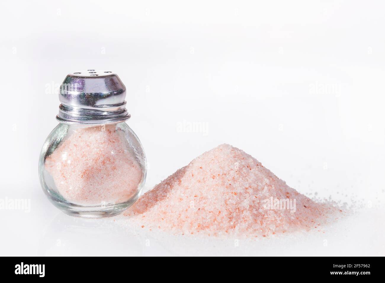 Feines rosa Himalaya-Salz in Glas-Salz-Shaker Stockfoto
