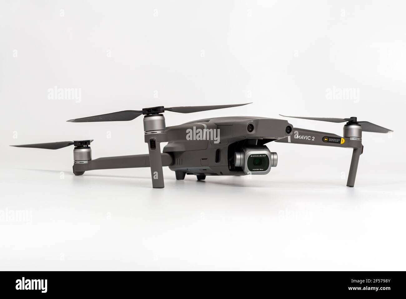 Riga, Lettland - 24. März 2021 : DJI Mavic 2 Pro mit Hasselblad Kamera Drohne für Foto-und Video 4K Inhalt, Nahaufnahme Stockfoto