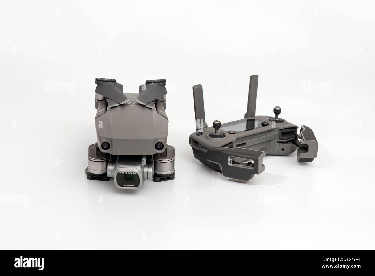 Riga, Lettland - 24. März 2021 : DJI Mavic 2 Pro mit Hasselblad Kamera und Fernbedienung isoliert auf weißem Hintergrund, Nahaufnahme Stockfoto