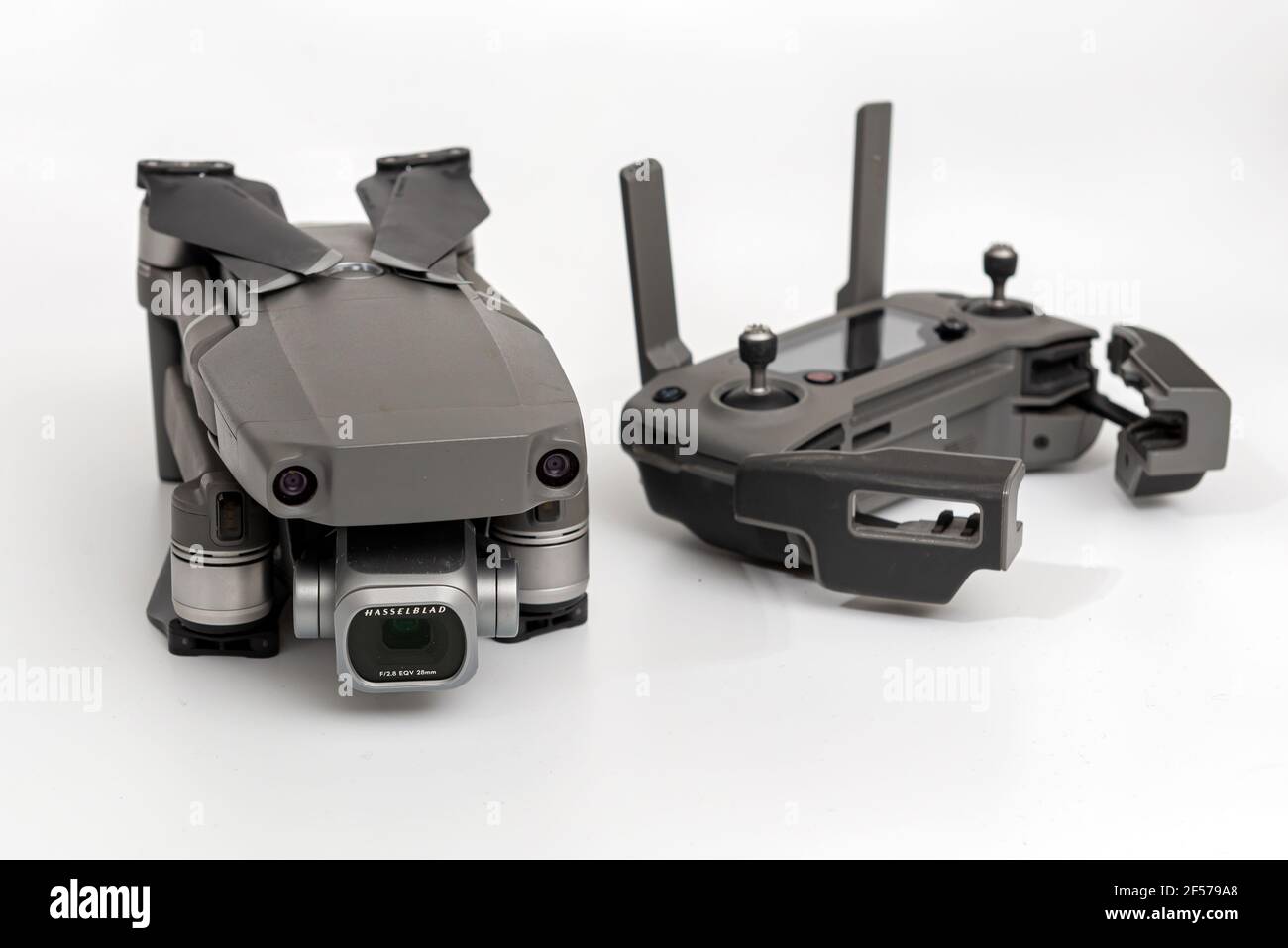 Riga, Lettland - 24. März 2021 : DJI Mavic 2 Pro mit Hasselblad Kamera und Fernbedienung isoliert auf weißem Hintergrund, Nahaufnahme Stockfoto