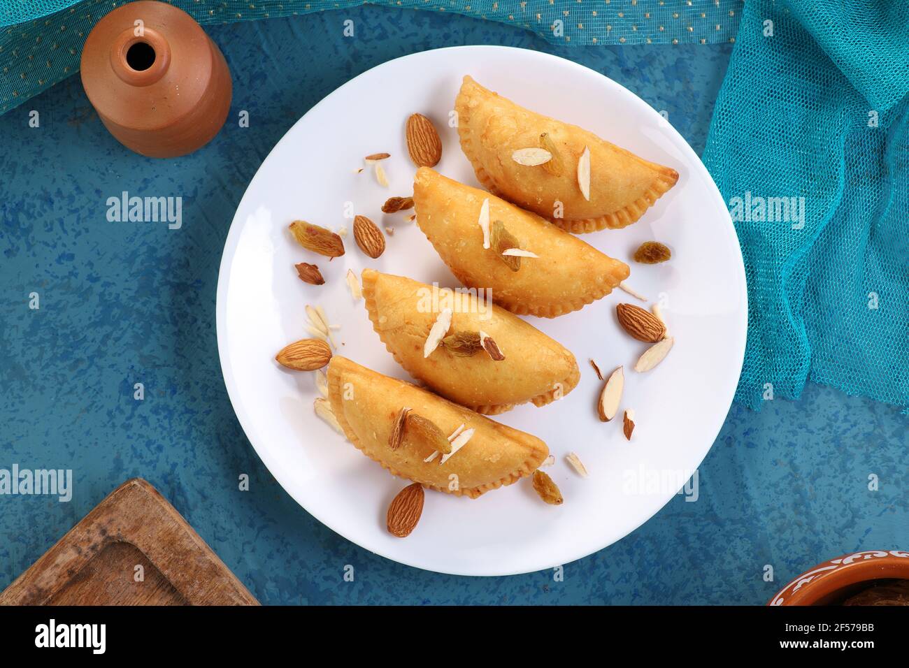 Gujiya - traditionelle indische Küche Süße Knödel während der gemacht Holi Festival Stockfoto