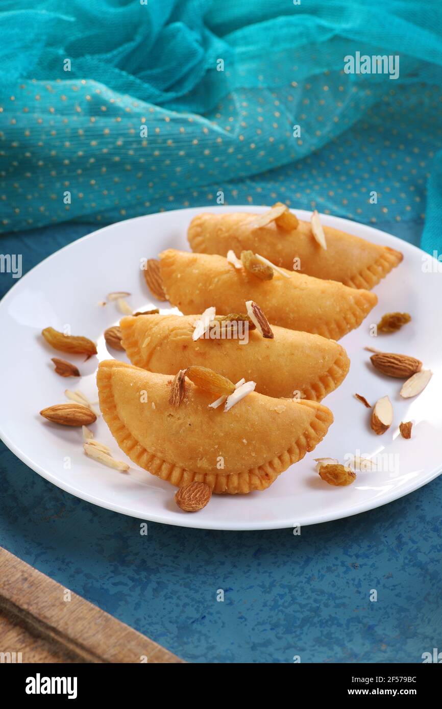 Gujiya - traditionelle indische Küche Süße Knödel während der gemacht Holi Festival Stockfoto