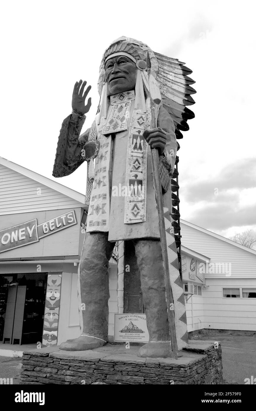 Native View Trading Post ist seit den 1950er Jahren Geschenkemporium auf dem Mohawk Trail. Es befindet sich in Shelburne Falls, Massachusetts, USA. Stockfoto