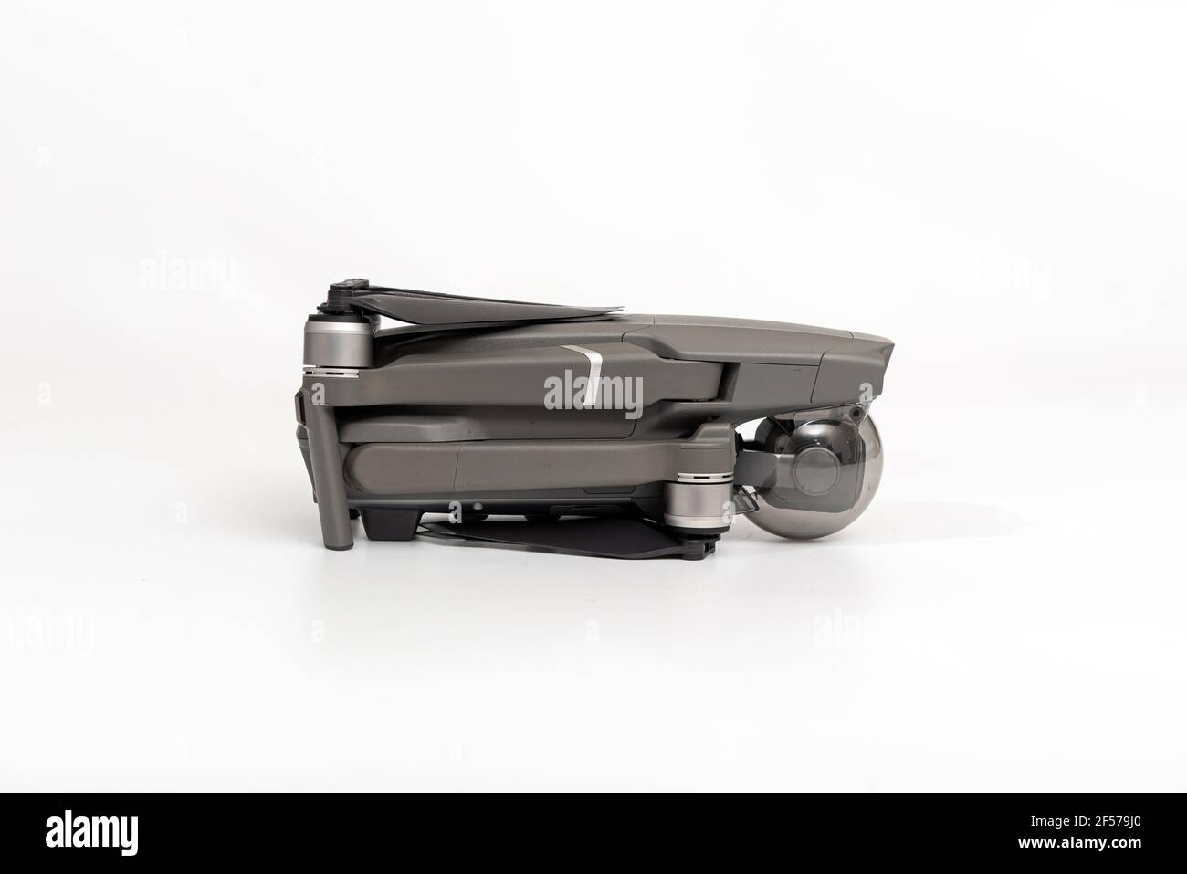 Riga, Lettland - 24. März 2021 : DJI Mavic 2 Pro mit Hasselblad-Kamera isoliert auf weißem Hintergrund, Seitenansicht, Nahaufnahme Stockfoto