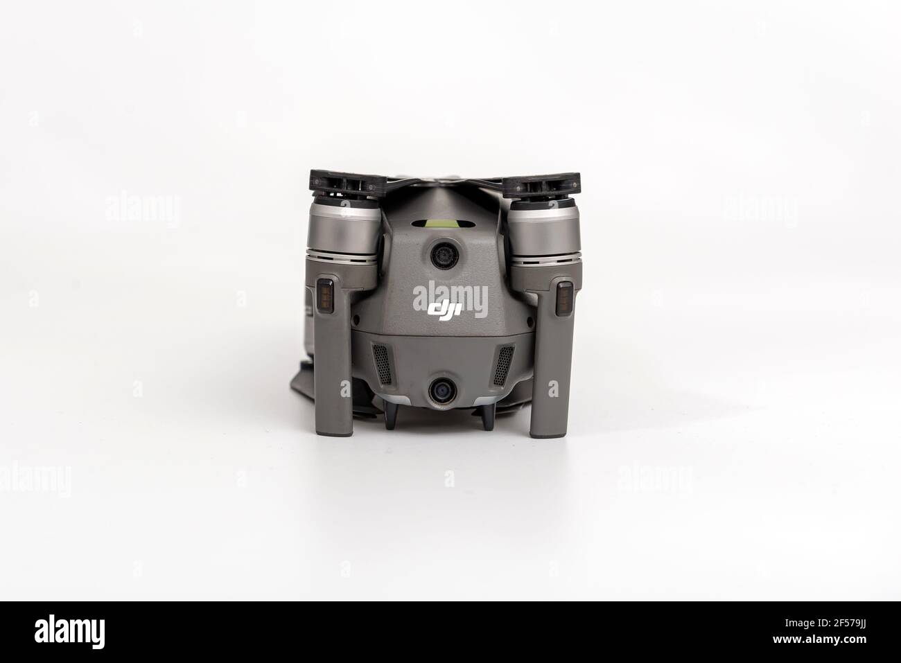 Riga, Lettland - 24. März 2021 : DJI Mavic 2 Pro mit Hasselblad-Kamera isoliert auf weißem Hintergrund, Rückansicht, Nahaufnahme Stockfoto