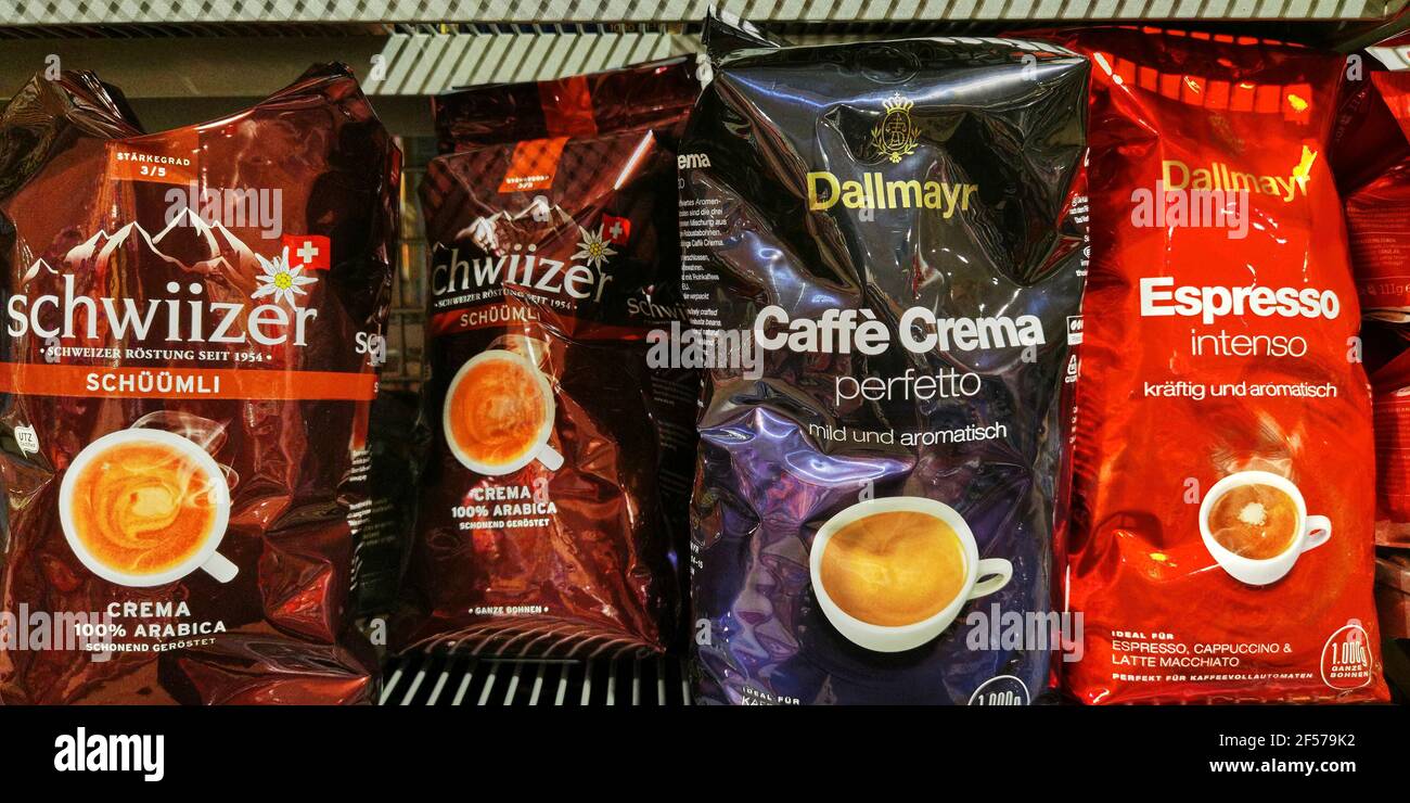 Berlin, Deutschland - 18. März 2021: Blick auf ein Regal mit Kaffeepaketen im Supermarkt. Stockfoto