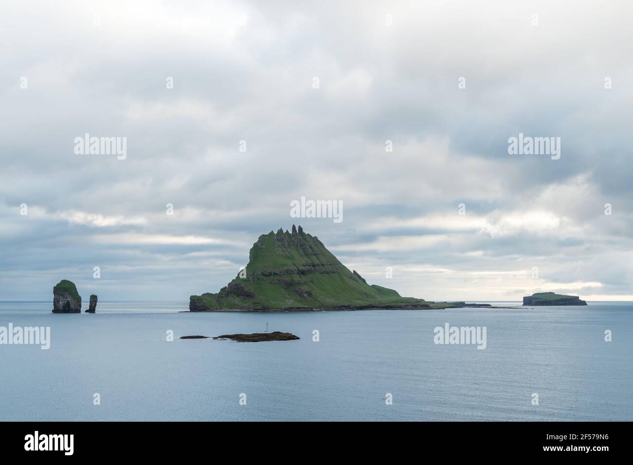 Dramatischer Blick auf die Drangarnir und Tindholmur Stockfoto