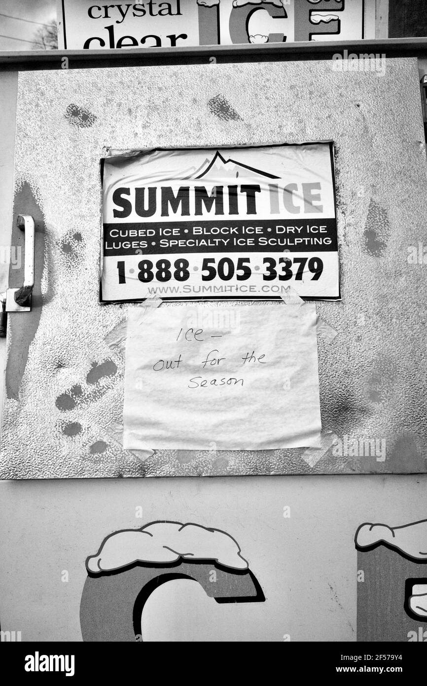 Nahaufnahme der Eisbox am Rastplatz. Schild mit der Marke Summit Ice an der Tür. Handgeschriebenes Schild mit „Ice out for the season“ an der Tür. Stockfoto