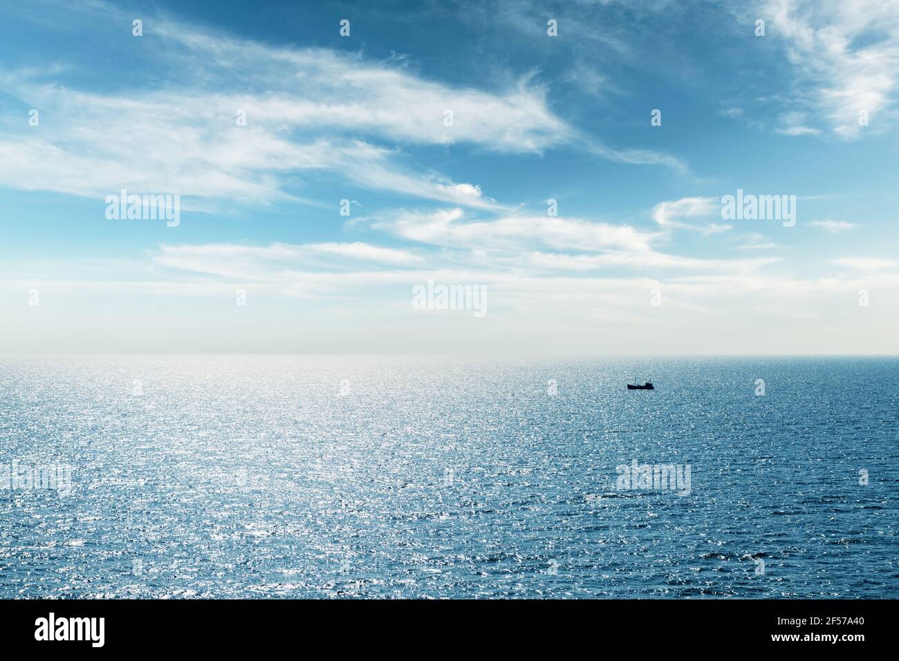 Einsames Fischerschiff Trawler Boot auf dem Ozean Stockfoto