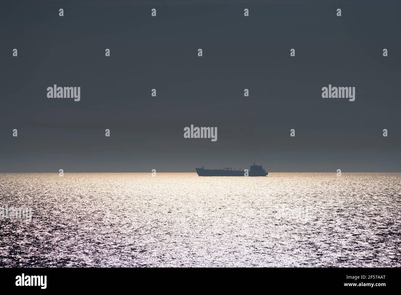 Einsames Fischerschiff Trawler Boot auf dem Ozean Stockfoto