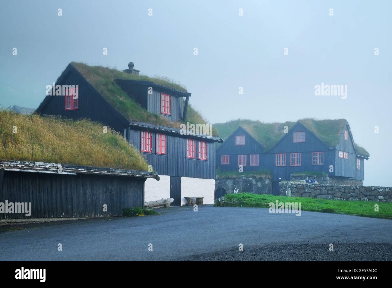 Neblige Morgenansicht eines Hauses mit typischem Grasdach Stockfoto