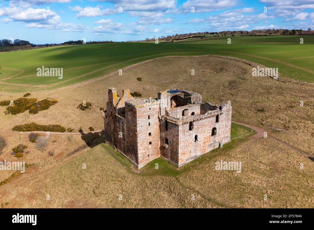 Luftaufnahme von Crichton Castle in Crichton in Midlothian, Schottland, Großbritannien Stockfoto