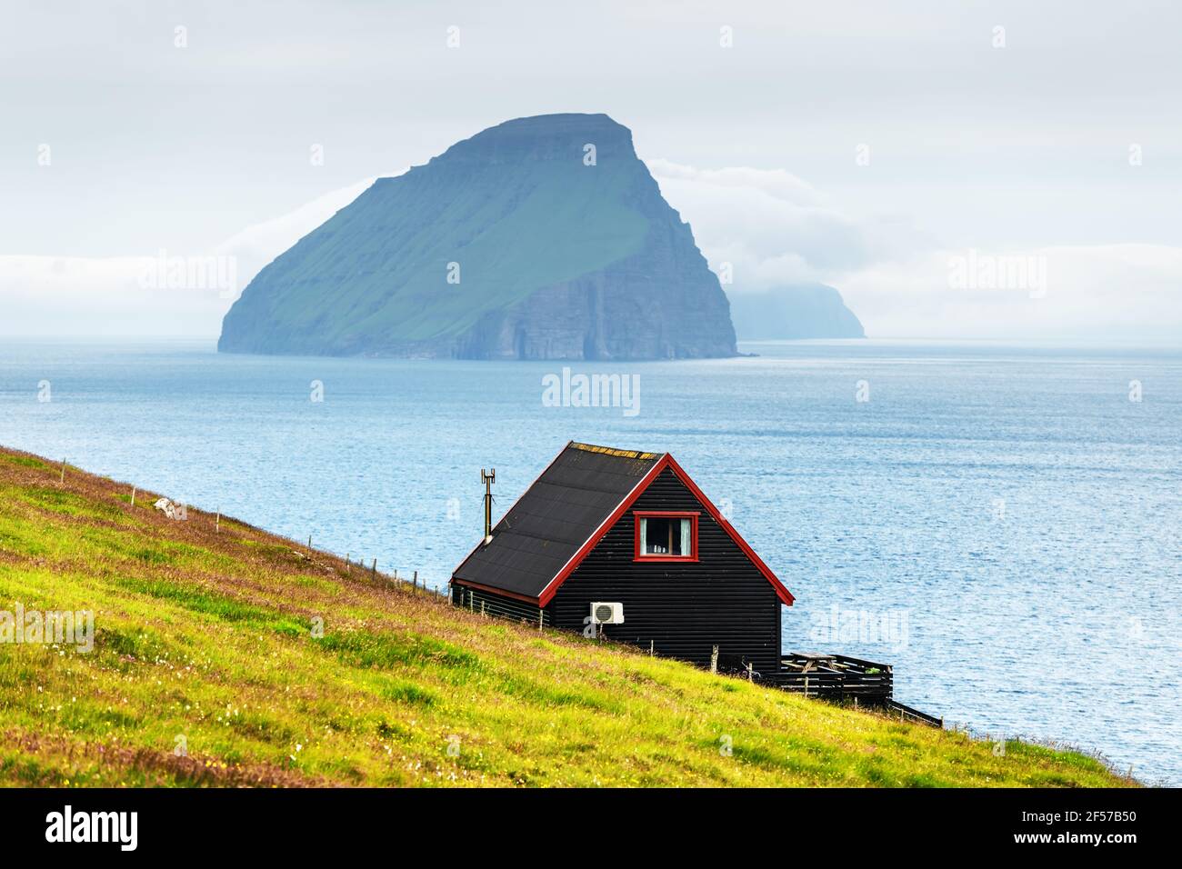 Schwarzes Haus auf dem berühmten faroese Witches Finger Trail Stockfoto