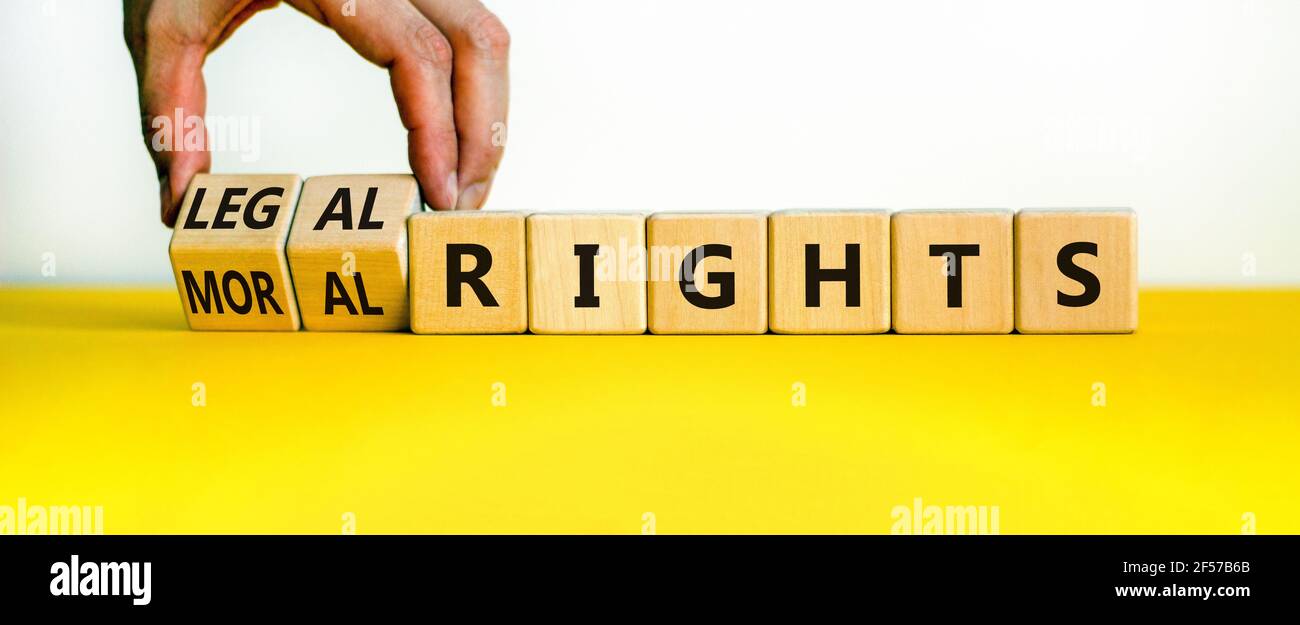 Symbol für moralische oder rechtliche Rechte. Geschäftsmann dreht Holzwürfel und ändert Wörter moralische Rechte zu gesetzlichen Rechten auf einem schönen weißen Hintergrund. Unternehmen, Stockfoto