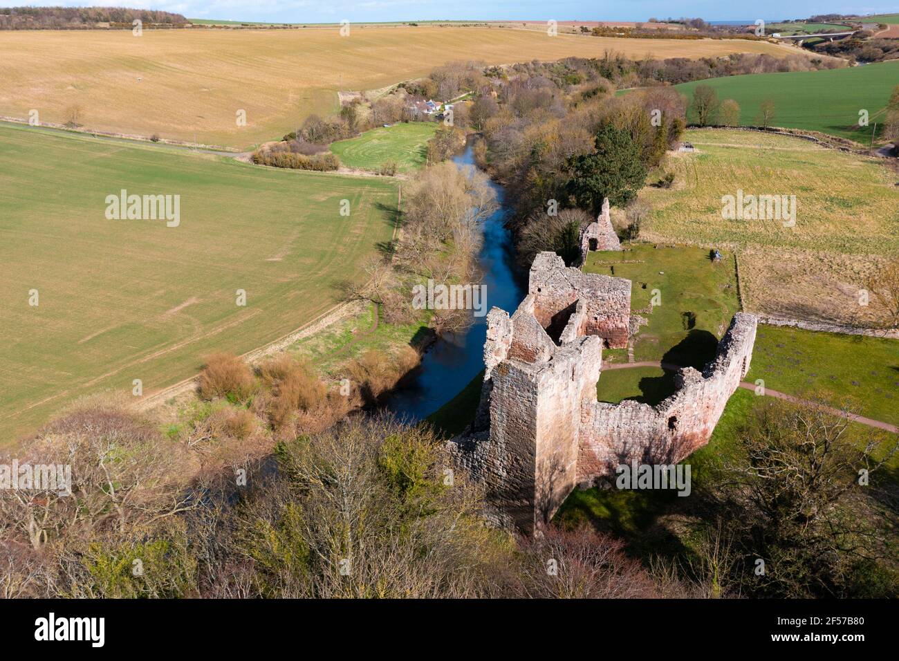 Luftaufnahme von Hailes Castle am Fluss Tyne in East Lothian, Schottland, UK Stockfoto