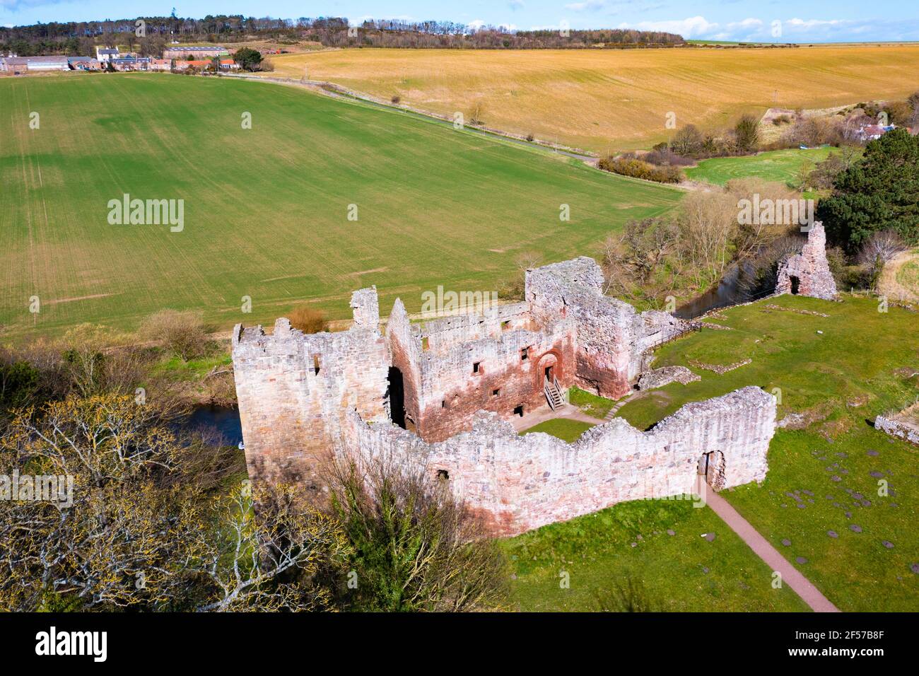 Luftaufnahme von Hailes Castle am Fluss Tyne in East Lothian, Schottland, UK Stockfoto