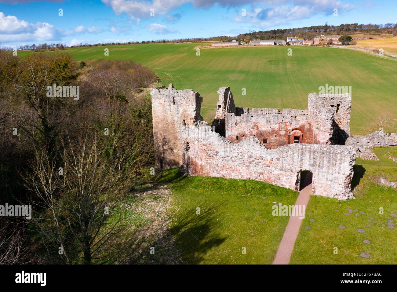 Luftaufnahme von Hailes Castle am Fluss Tyne in East Lothian, Schottland, UK Stockfoto