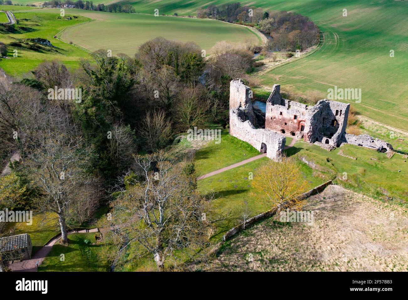 Luftaufnahme von Hailes Castle am Fluss Tyne in East Lothian, Schottland, UK Stockfoto