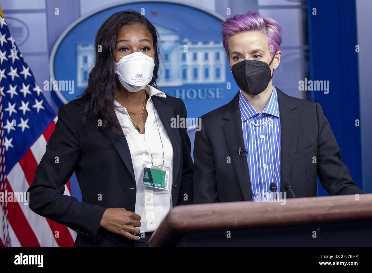Washington, Usa. März 2021, 24th. Die amerikanischen Profifußballspieler Megan Rapinoe (R) und Margaret Purce (L) lassen sich vor der Veranstaltung auf dem Podium des Briefing-Raums fotografieren, um am 24. März 2021 im State Dining Room des Weißen Hauses in Washington, DC, den Tag des gleichen Entgelts zu feiern. Equal Pay Day markiert die zusätzliche Zeit, die es dauert eine durchschnittliche Frau in den Vereinigten Staaten, um den gleichen Lohn zu verdienen, dass ihre männlichen Kollegen im vorherigen Kalenderjahr. Pool Foto von Shawn Thew/UPI Kredit: UPI/Alamy Live Nachrichten Stockfoto