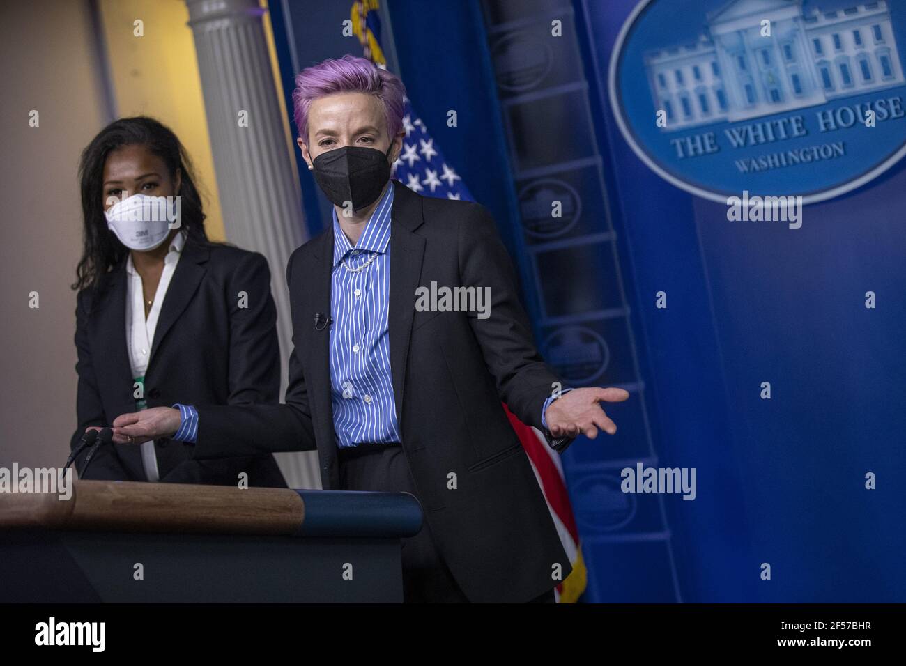 Washington, Usa. März 2021, 24th. Die amerikanischen Profifußballspieler Megan Rapinoe (R) und Margaret Purce (L) lassen sich vor der Veranstaltung auf dem Podium des Briefing-Raums fotografieren, um am 24. März 2021 im State Dining Room des Weißen Hauses in Washington, DC, den Tag des gleichen Entgelts zu feiern. Equal Pay Day markiert die zusätzliche Zeit, die es dauert eine durchschnittliche Frau in den Vereinigten Staaten, um den gleichen Lohn zu verdienen, dass ihre männlichen Kollegen im vorherigen Kalenderjahr. Pool Foto von Shawn Thew/UPI Kredit: UPI/Alamy Live Nachrichten Stockfoto