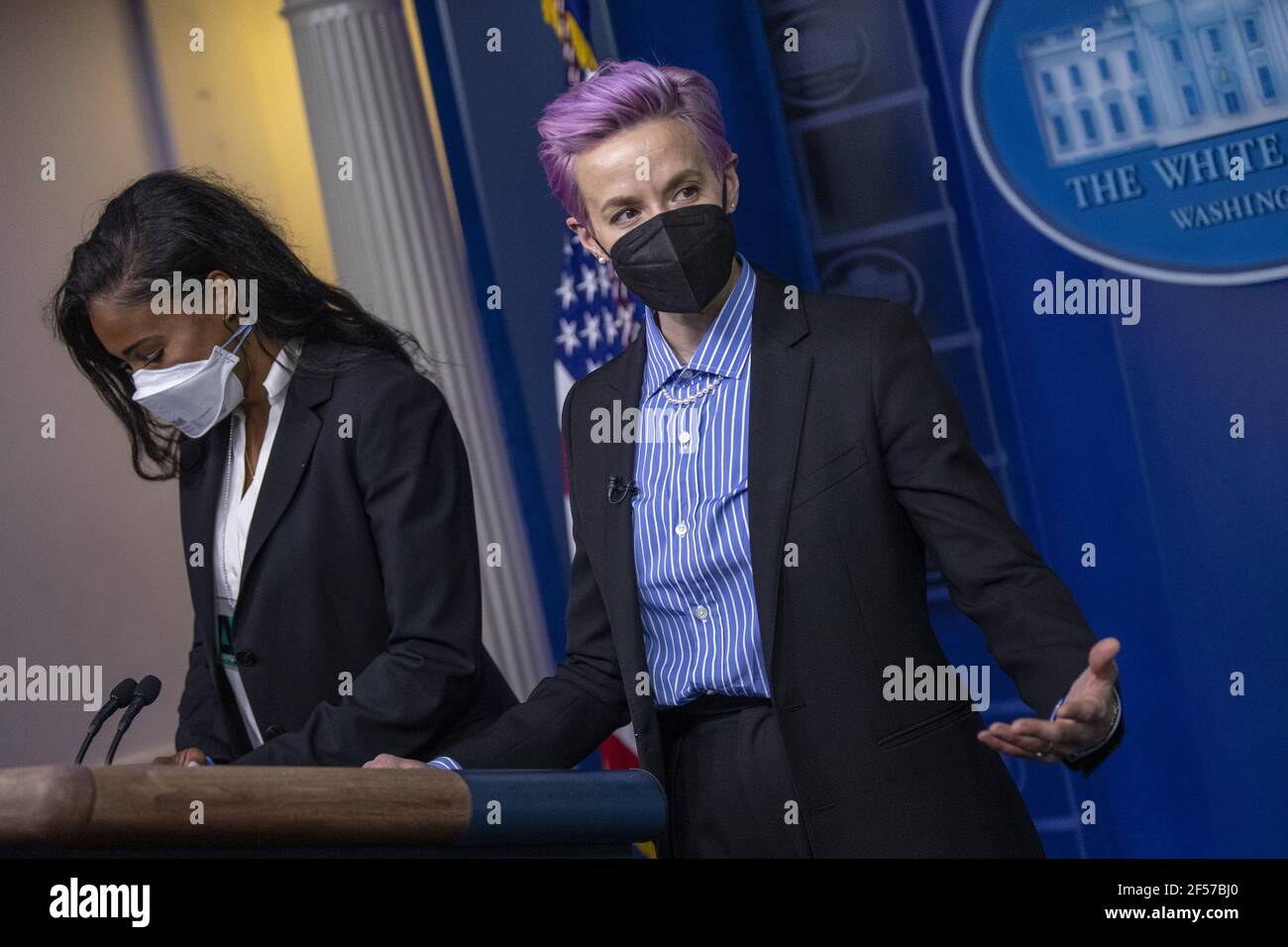Washington, Usa. März 2021, 24th. Die amerikanischen Profifußballspieler Megan Rapinoe (R) und Margaret Purce (L) lassen sich vor der Veranstaltung auf dem Podium des Briefing-Raums fotografieren, um am 24. März 2021 im State Dining Room des Weißen Hauses in Washington, DC, den Tag des gleichen Entgelts zu feiern. Equal Pay Day markiert die zusätzliche Zeit, die es dauert eine durchschnittliche Frau in den Vereinigten Staaten, um den gleichen Lohn zu verdienen, dass ihre männlichen Kollegen im vorherigen Kalenderjahr. Pool Foto von Shawn Thew/UPI Kredit: UPI/Alamy Live Nachrichten Stockfoto