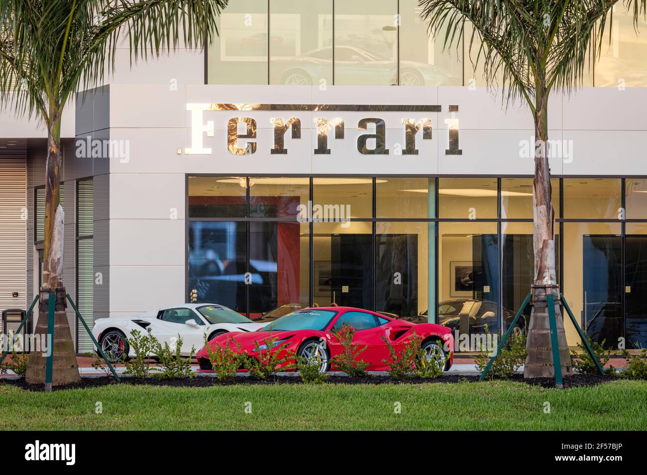 Ferrari Dealership Car Stockfotos Und Bilder Kaufen Alamy