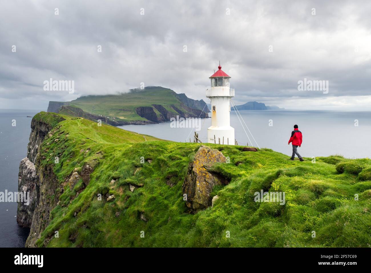 Nebliger Blick auf den alten Leuchtturm auf der Insel Mykines Stockfoto