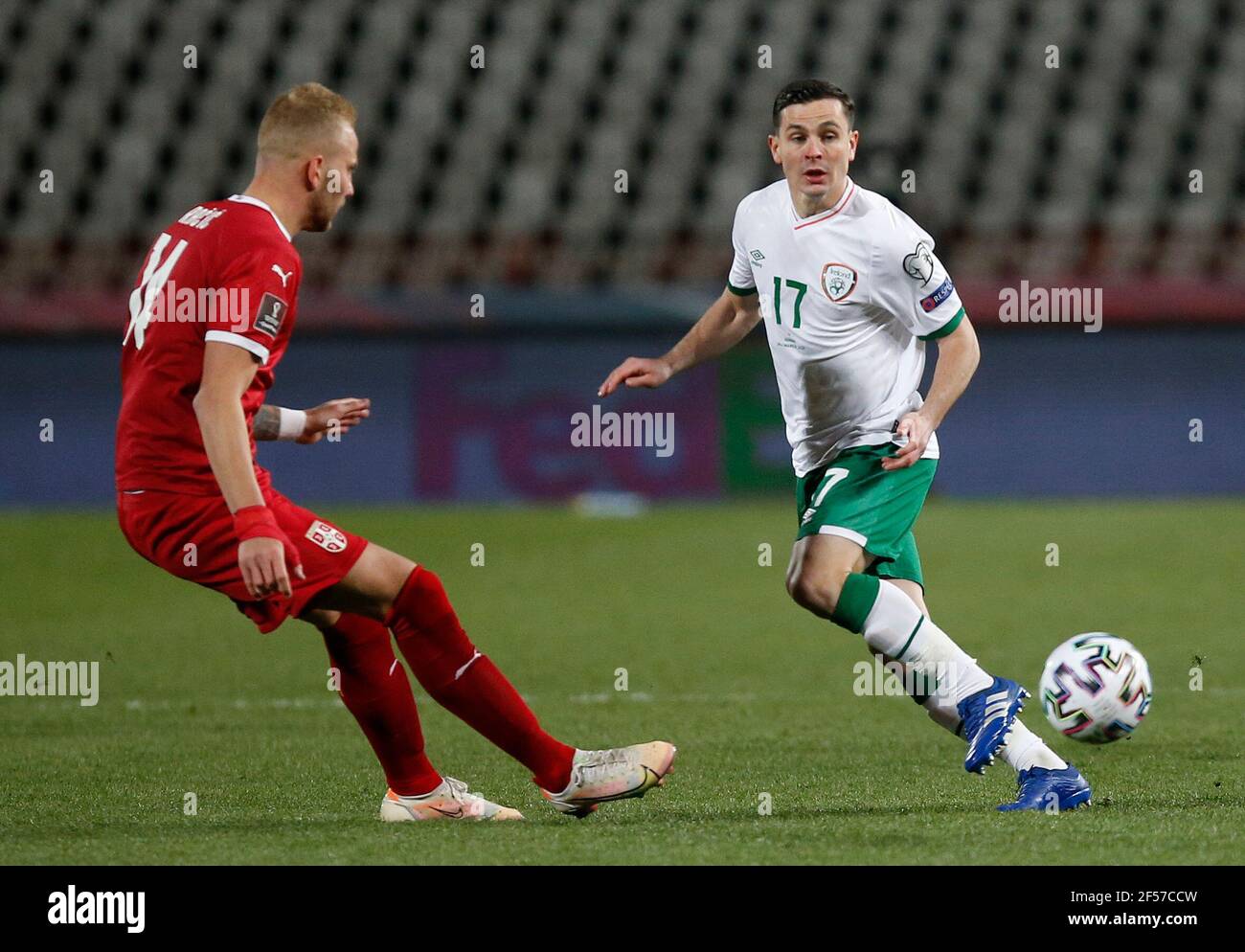 Der serbische Uros Racic (links) und der irische Josh Cullen in Aktion während des FIFA WM-Qualifikationsspiels 2022 im Rajko-Mitic-Stadion in Belgrad, Serbien. Bilddatum: Mittwoch, 24. März 2021. Stockfoto