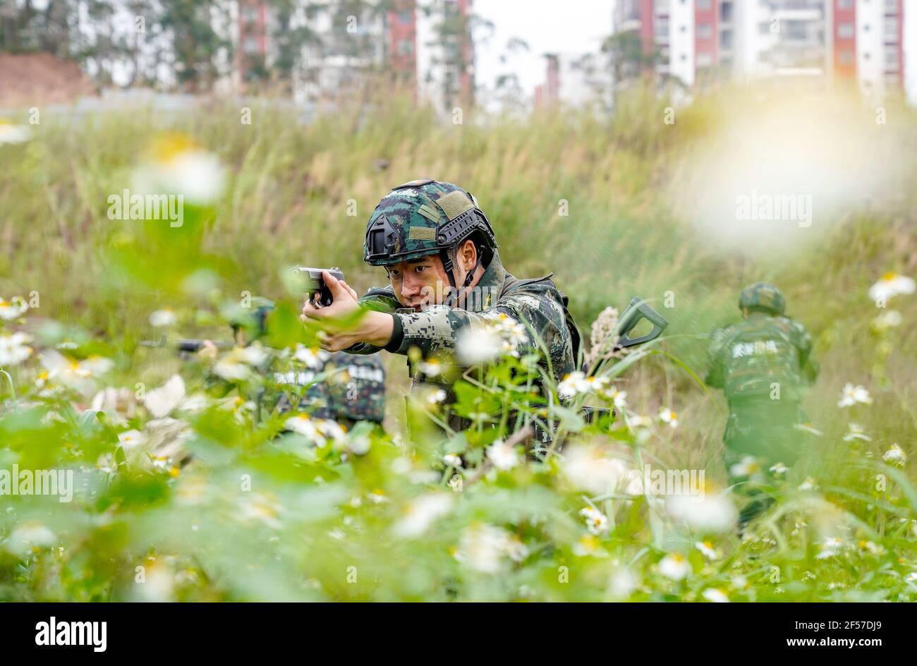 QINZHOU, CHINA - 24. MÄRZ 2021 - EINE Anti-Terror-Ausbildung der bewaffneten Polizei in Qinzhou, Guangxi Zhuang Autonome Region, China, 24. März 2021. (Foto: Chai Hao / Costfoto/Sipa USA) Quelle: SIPA USA/Alamy Live News Stockfoto