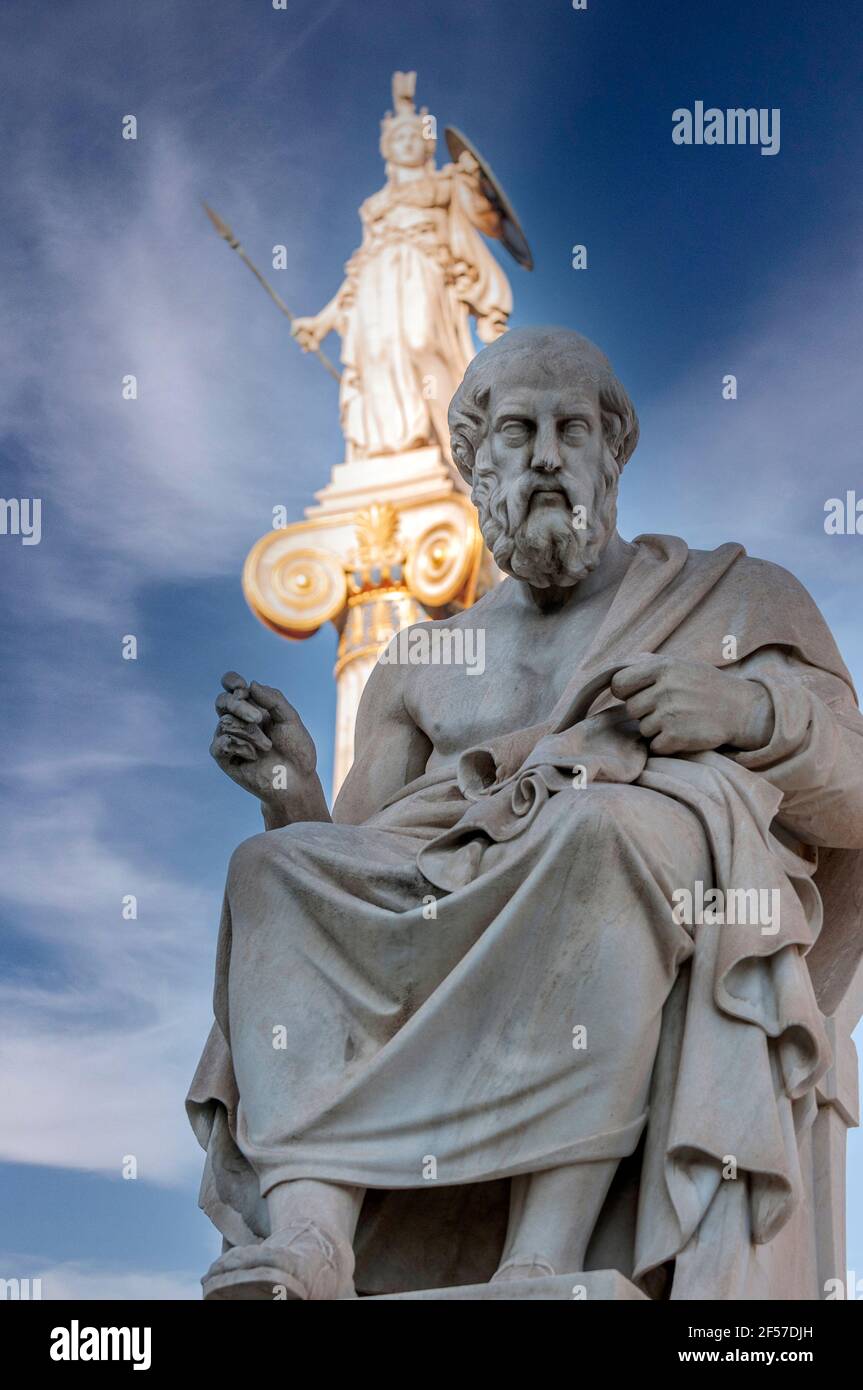 Klassische Statuen des griechischen Philosophen Plato und Athena Göttin unter Blauer Himmel mit Wolken Stockfoto