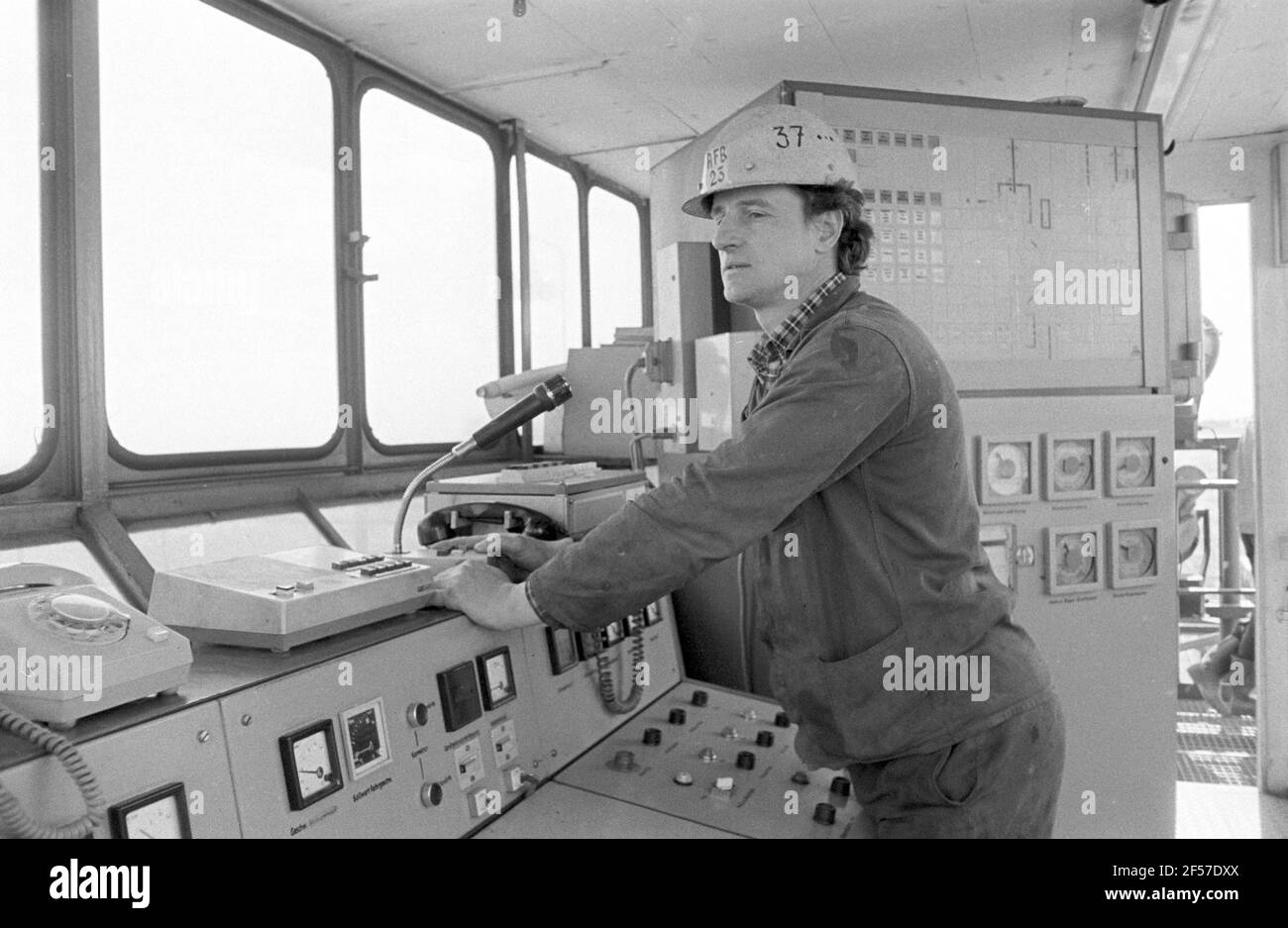 30. November 1985, Sachsen, Delitzsch: Blick in den Kontrollraum. Mitte 1980s arbeitete Schwertechnik in einer Tagebaugrube im Leipziger Stadtteil. Das genaue Datum der Aufnahme ist nicht bekannt. Foto: Volkmar Heinz/dpa-Zentralbild/ZB Stockfoto