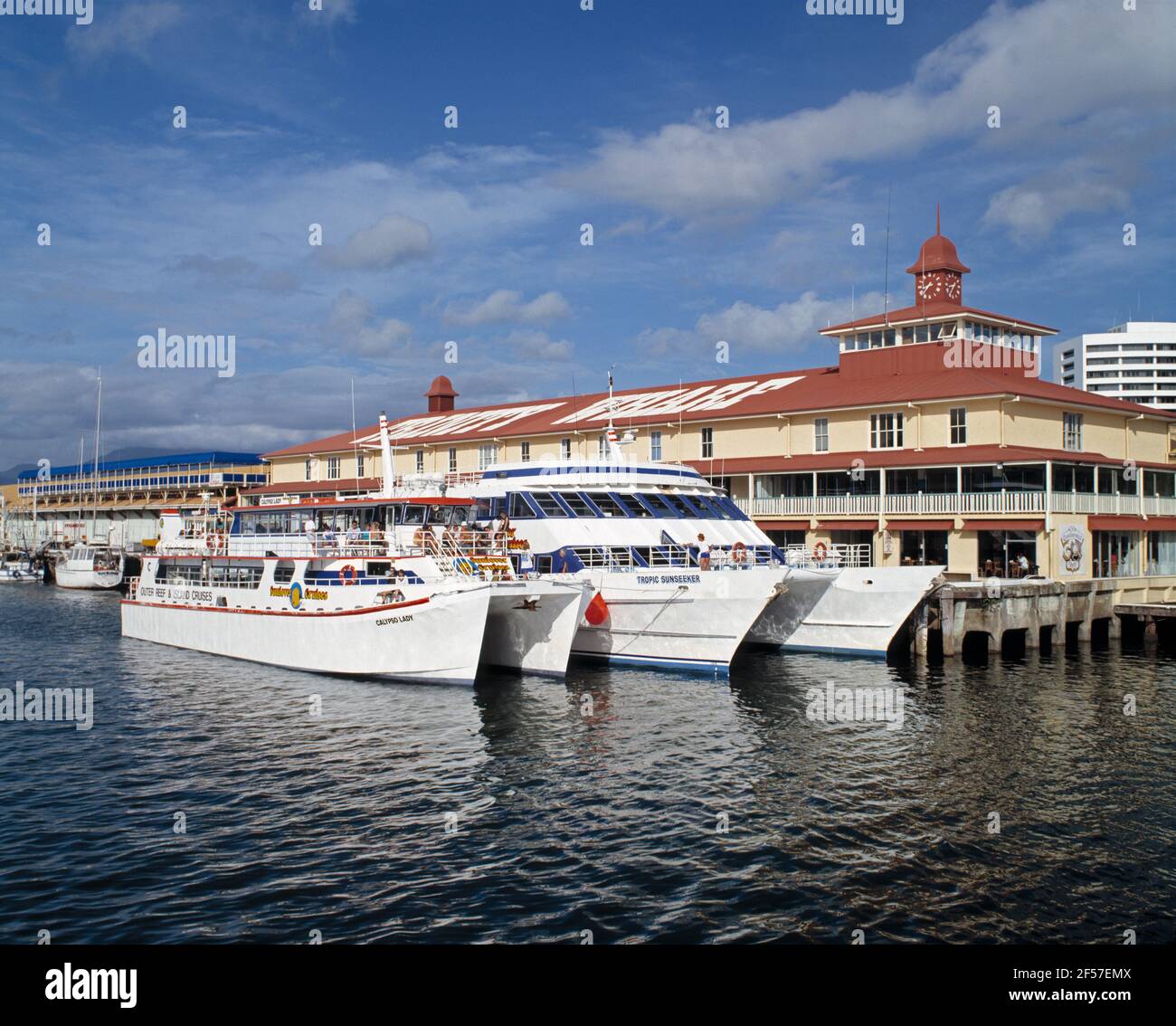Australien. Queensland. Cairns. Trinity Wharf mit Ausflugsbooten. Stockfoto