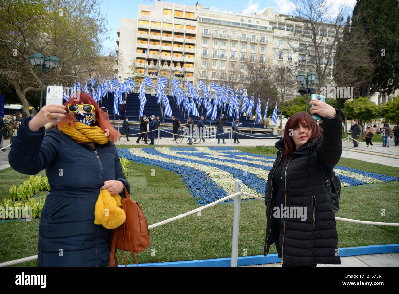 Griechische Flaggen auf dem Syntagma-Platz vor den Feierlichkeiten zum zweihundertjährigen Unabhängigkeitstag. Athen, Griechenland, 24. März 2021. Quelle: Dimitris Aspiotis Stockfoto