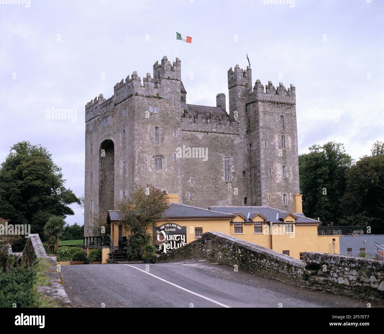 Irland. County Clare. Bunratty Castle und Durty Nelly's Village Inn. Stockfoto