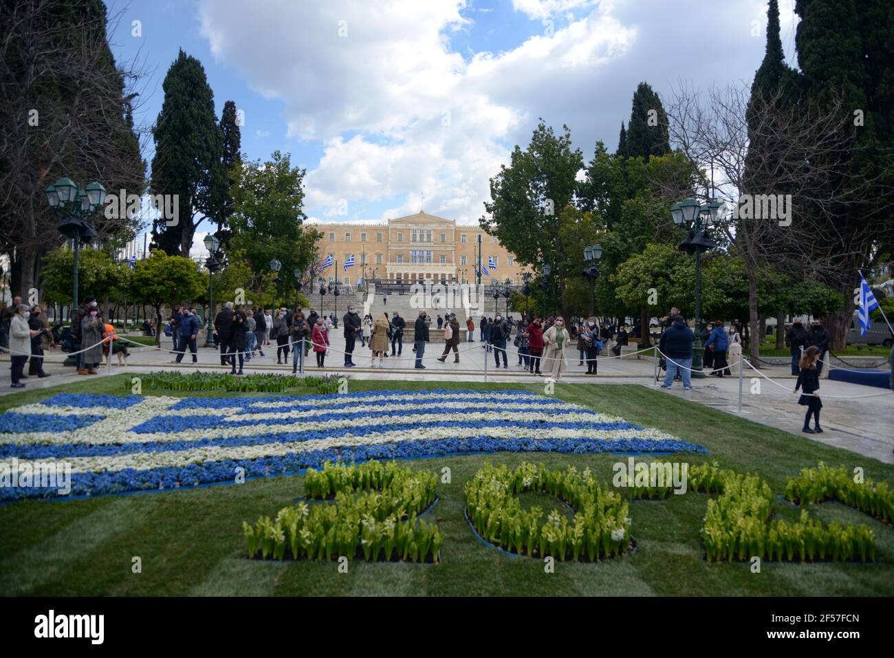 Griechische Flaggen auf dem Syntagma-Platz vor den Feierlichkeiten zum zweihundertjährigen Unabhängigkeitstag. Athen, Griechenland, 24. März 2021. Quelle: Dimitris Aspiotis Stockfoto